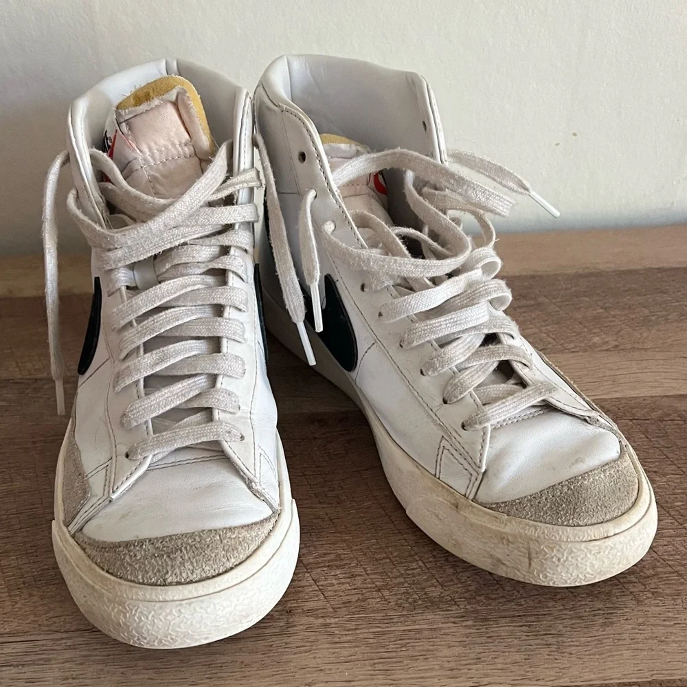 Nike Women’s Mid ‘77 White and Black Blazer Size 8.5